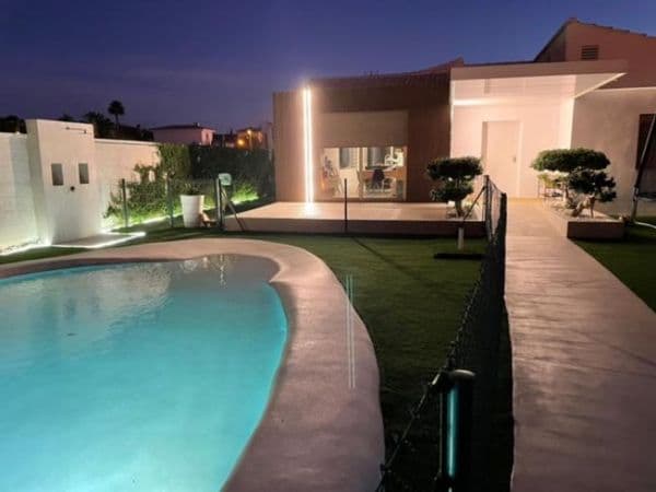 Chalet con piscina y terreno de 722 m2 - Imagen 2